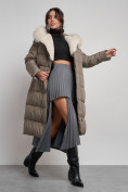 Оптом Пальто утепленное с капюшоном и мехом зимнее женское коричневого цвета 133203K в Тольятти