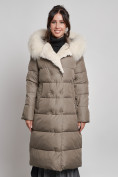 Оптом Пальто утепленное с капюшоном и мехом зимнее женское коричневого цвета 133203K в Тюмени, фото 10