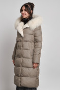 Оптом Пальто утепленное с капюшоном и мехом зимнее женское коричневого цвета 133203K в Тольятти, фото 11