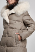 Оптом Пальто утепленное с капюшоном и мехом зимнее женское коричневого цвета 133203K в Казани, фото 14