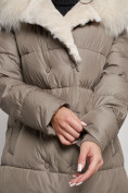 Оптом Пальто утепленное с капюшоном и мехом зимнее женское коричневого цвета 133203K в Кемерово, фото 15