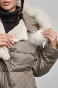 Оптом Пальто утепленное с капюшоном и мехом зимнее женское коричневого цвета 133203K в Нижнем Новгороде, фото 16