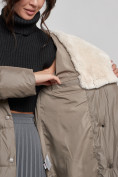 Оптом Пальто утепленное с капюшоном и мехом зимнее женское коричневого цвета 133203K в Астане, фото 17