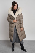 Оптом Пальто утепленное с капюшоном и мехом зимнее женское коричневого цвета 133203K, фото 19