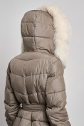 Оптом Пальто утепленное с капюшоном и мехом зимнее женское коричневого цвета 133203K в Тольятти, фото 9