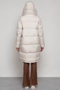 Оптом Пальто утепленное с капюшоном зимнее женское бежевого цвета 133208B в Казани, фото 17