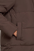 Оптом Пальто утепленное с капюшоном зимнее женское коричневого цвета 133208K в Волгоградке, фото 12