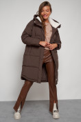 Оптом Пальто утепленное с капюшоном зимнее женское коричневого цвета 133208K в Перми, фото 18
