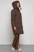 Оптом Пальто утепленное с капюшоном зимнее женское коричневого цвета 133208K в  Красноярске, фото 7