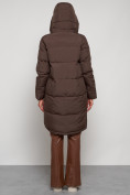 Оптом Пальто утепленное с капюшоном зимнее женское коричневого цвета 133208K в Ульяновске, фото 8