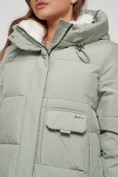 Оптом Пальто утепленное с капюшоном зимнее женское светло-зеленого цвета 133208ZS в  Красноярске, фото 14