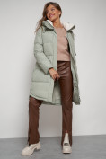 Оптом Пальто утепленное с капюшоном зимнее женское светло-зеленого цвета 133208ZS в Волгоградке, фото 19