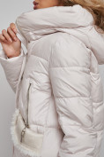 Оптом Пальто утепленное с капюшоном зимнее женское бежевого цвета 13332B в Уфе, фото 15