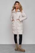 Оптом Пальто утепленное с капюшоном зимнее женское бежевого цвета 13332B в  Красноярске, фото 5