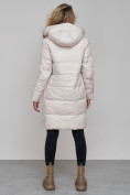 Оптом Пальто утепленное с капюшоном зимнее женское бежевого цвета 13332B в Челябинске, фото 6