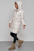 Оптом Пальто утепленное с капюшоном зимнее женское бежевого цвета 13332B в  Красноярске, фото 9