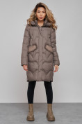 Оптом Пальто утепленное с капюшоном зимнее женское коричневого цвета 13332K в Волгоградке