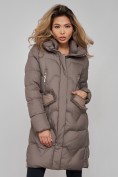Оптом Пальто утепленное с капюшоном зимнее женское коричневого цвета 13332K в  Красноярске, фото 12