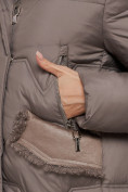 Оптом Пальто утепленное с капюшоном зимнее женское коричневого цвета 13332K в Волгоградке, фото 14