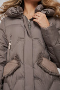 Оптом Пальто утепленное с капюшоном зимнее женское коричневого цвета 13332K в Ульяновске, фото 17