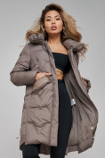 Оптом Пальто утепленное с капюшоном зимнее женское коричневого цвета 13332K в Ульяновске, фото 21