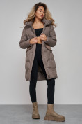 Оптом Пальто утепленное с капюшоном зимнее женское коричневого цвета 13332K в Челябинске, фото 22