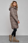 Оптом Пальто утепленное с капюшоном зимнее женское коричневого цвета 13332K в Уфе, фото 23