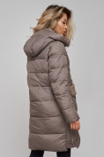 Оптом Пальто утепленное с капюшоном зимнее женское коричневого цвета 13332K в Челябинске, фото 24