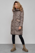 Оптом Пальто утепленное с капюшоном зимнее женское коричневого цвета 13332K в Омске, фото 3