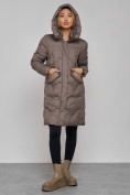 Оптом Пальто утепленное с капюшоном зимнее женское коричневого цвета 13332K в Волгоградке, фото 6