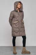 Оптом Пальто утепленное с капюшоном зимнее женское коричневого цвета 13332K в Новосибирске, фото 8