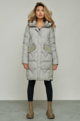 Оптом Пальто утепленное с капюшоном зимнее женское серого цвета 13332Sr в Омске