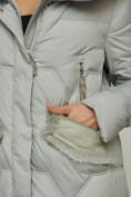Оптом Пальто утепленное с капюшоном зимнее женское серого цвета 13332Sr в Воронеже, фото 10