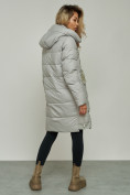 Оптом Пальто утепленное с капюшоном зимнее женское серого цвета 13332Sr в Перми, фото 4