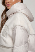 Оптом Куртка зимняя женская модная из овчины бежевого цвета 13335B в Екатеринбурге, фото 17