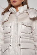 Оптом Куртка зимняя женская модная с капюшоном бежевого цвета 13338B в Казани, фото 6