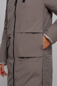 Оптом Пальто утепленное двухстороннее женское коричневого цвета 13343K в Челябинске, фото 10