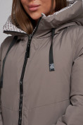 Оптом Пальто утепленное двухстороннее женское коричневого цвета 13343K в Омске, фото 12