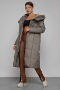Оптом Пальто утепленное с капюшоном зимнее женское коричневого цвета 13363K в Хабаровске, фото 12