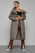 Оптом Пальто утепленное с капюшоном зимнее женское коричневого цвета 13363K в Хабаровске, фото 13