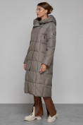 Оптом Пальто утепленное с капюшоном зимнее женское коричневого цвета 13363K в Волгоградке, фото 2