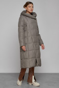 Оптом Пальто утепленное с капюшоном зимнее женское коричневого цвета 13363K в Кемерово, фото 3