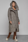 Оптом Пальто утепленное с капюшоном зимнее женское коричневого цвета 13363K в Волгоградке, фото 6