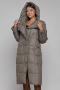 Оптом Пальто утепленное с капюшоном зимнее женское коричневого цвета 13363K в Саратове, фото 7