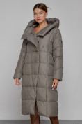 Оптом Пальто утепленное с капюшоном зимнее женское коричневого цвета 13363K в Волгоградке, фото 8