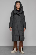 Оптом Пальто утепленное с капюшоном зимнее женское темно-серого цвета 13363TC