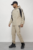 Оптом Спортивный костюм мужской модный бежевого цвета 15006B в Волгоградке, фото 2