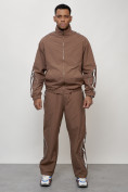 Оптом Спортивный костюм мужской модный коричневого цвета 15007K в Санкт-Петербурге