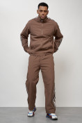 Оптом Спортивный костюм мужской модный коричневого цвета 15007K в Екатеринбурге, фото 9