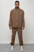 Оптом Спортивный костюм мужской модный из микровельвета бежевого цвета 15015B в Саратове